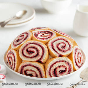     (Cake Charlotte with raspberries and cream)