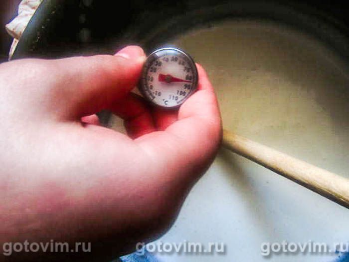 Фотографии рецепта Адыгейский сыр с перцем и зеленью в домашних условиях, 03 Адыгейский сыр с перцем и зеленью в домашних условиях, Шаг 03