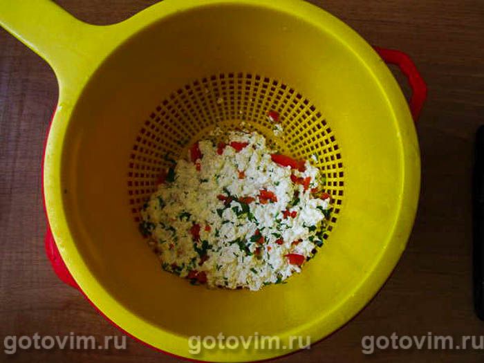 Фотографии рецепта Адыгейский сыр с перцем и зеленью в домашних условиях, 07 Адыгейский сыр с перцем и зеленью в домашних условиях, Шаг 07