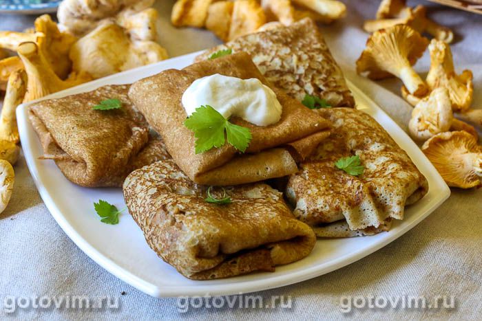 Блины с жареными лисичками и картофельным пюре. Фотография рецепта Блины с жареными лисичками и картофельным пюре. Фотография рецепта