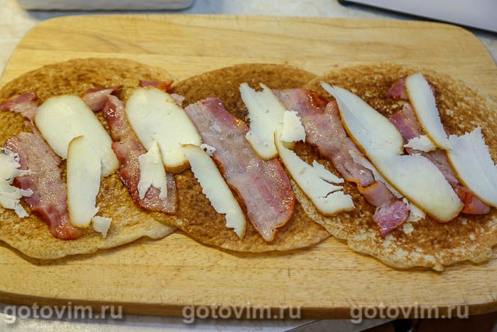 Фотографии рецепта Блинные рулеты с беконом, копченым сыром и солеными огурцами, 05 Блинные рулеты с беконом, копченым сыром и солеными огурцами, Шаг 05