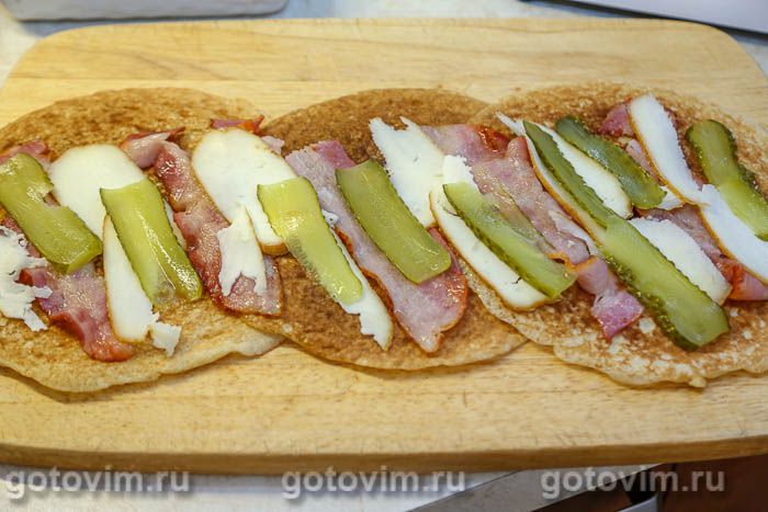Фотографии рецепта Блинные рулеты с беконом, копченым сыром и солеными огурцами, 06 Блинные рулеты с беконом, копченым сыром и солеными огурцами, Шаг 06