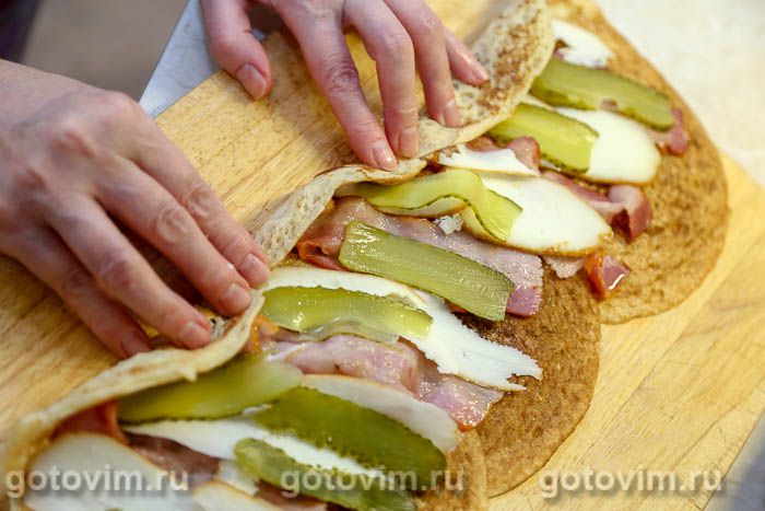 Фотографии рецепта Блинные рулеты с беконом, копченым сыром и солеными огурцами, 07 Блинные рулеты с беконом, копченым сыром и солеными огурцами, Шаг 07