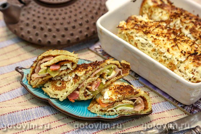 Блинные рулеты с беконом, копченым сыром и солеными огурцами. Фотография рецепта Блинные рулеты с беконом, копченым сыром и солеными огурцами. Фотография рецепта