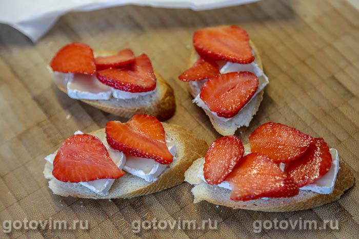 Фотографии рецепта Брускетта с клубникой и сыром камамбером, 06 Брускетта с клубникой и сыром камамбером, Шаг 06