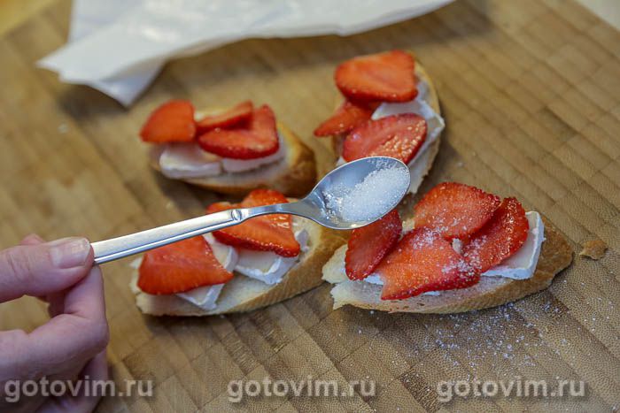 Фотографии рецепта Брускетта с клубникой и сыром камамбером, 07 Брускетта с клубникой и сыром камамбером, Шаг 07