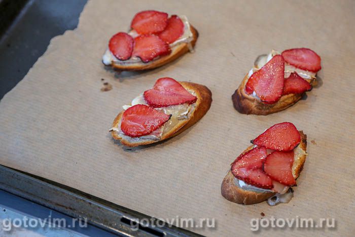 Фотографии рецепта Брускетта с клубникой и сыром камамбером, 08 Брускетта с клубникой и сыром камамбером, Шаг 08