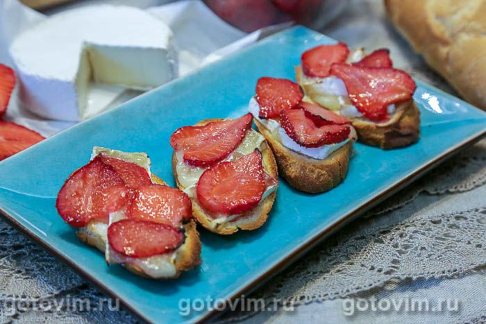 Брускетта с клубникой и сыром камамбером. Фотография рецепта Брускетта с клубникой и сыром камамбером. Фотография рецепта