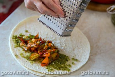 Фотографии рецепта Буррито с овощами и соусом песто, 06 Буррито с овощами и соусом песто, Шаг 06