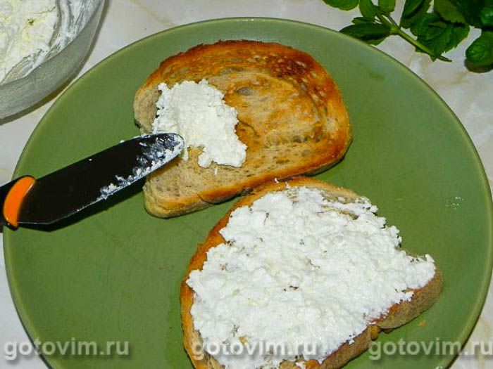 Фотографии рецепта Бутерброды с розмариновым луком, козьим сыром и мятой, 05 Бутерброды с розмариновым луком, козьим сыром и мятой, Шаг 05