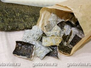 Чипсы из нори и рисовой бумаги в микроволновке