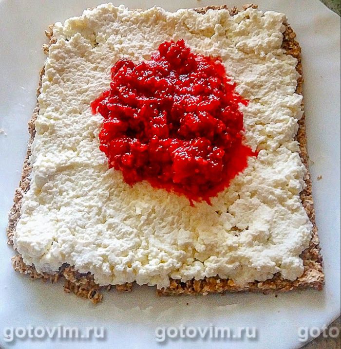 Фотографии рецепта Пирог с творогом и малиновым пюре, 05 Пирог с творогом и малиновым пюре, Шаг 05