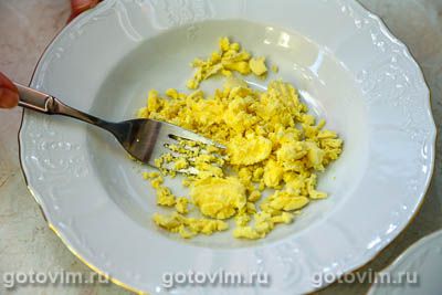 Яйца, фаршированные селедкой под шубой, Шаг 04