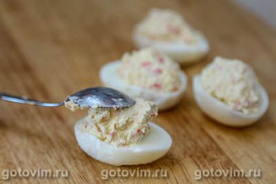 Фотографии рецепта Яйца, фаршированные крабовыми палочками VIČI, 06 Яйца, фаршированные крабовыми палочками VIČI, Шаг 06