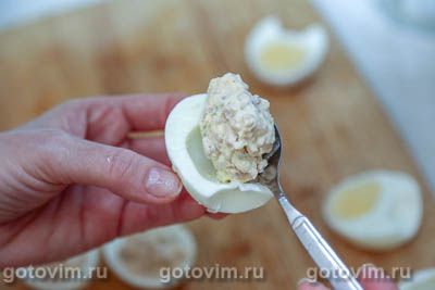 Фотографии рецепта Яйца, фаршированные печенью трески и сыром, 05 Яйца, фаршированные печенью трески и сыром, Шаг 05