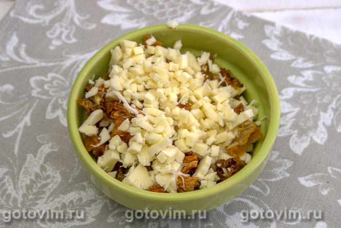 Фотографии рецепта Испанские пирожки эмпанадас с сыром и вялеными помидорами, 04 Испанские пирожки эмпанадас с сыром и вялеными помидорами, Шаг 04