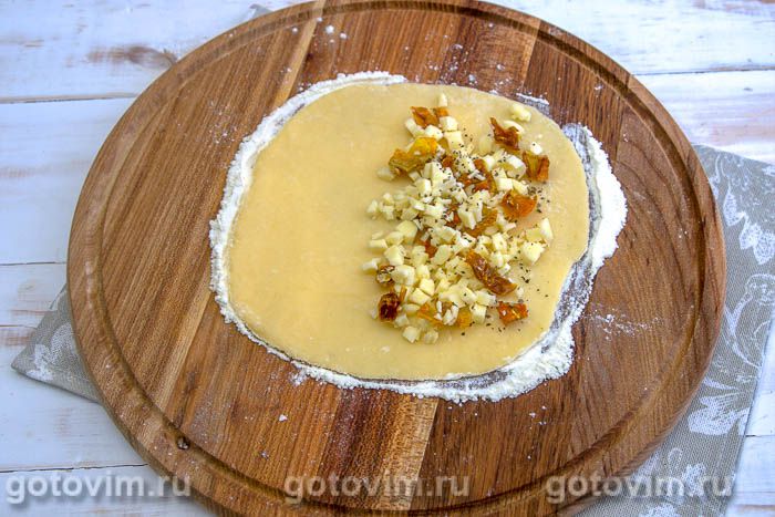 Фотографии рецепта Испанские пирожки эмпанадас с сыром и вялеными помидорами, 06 Испанские пирожки эмпанадас с сыром и вялеными помидорами, Шаг 06