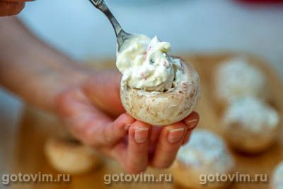 Фотографии рецепта Шампиньоны, фаршированные сурими мясо VIČI «Любо есть», 05 Шампиньоны, фаршированные сурими мясо VIČI «Любо есть», Шаг 05