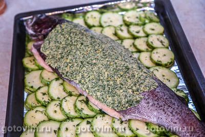 Фотографии рецепта Форель, запеченная с масляной корочкой и кабачками, 04 Форель, запеченная с масляной корочкой и кабачками, Шаг 04