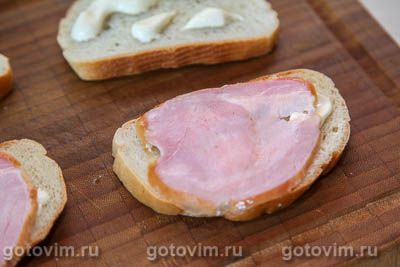 Фотографии рецепта Тосты с ветчиной и сыром (в сэндвичнице), 03 Тосты с ветчиной и сыром (в сэндвичнице), Шаг 03