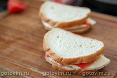 Фотографии рецепта Тосты с ветчиной и сыром (в сэндвичнице), 06 Тосты с ветчиной и сыром (в сэндвичнице), Шаг 06