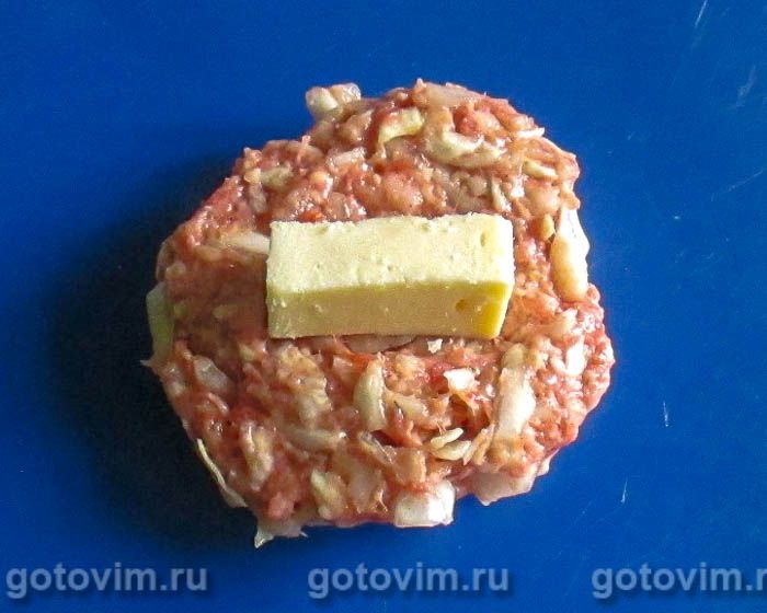 Фотографии рецепта Говяжьи котлеты с капустой и сыром, запечённые в духовке, 04 Говяжьи котлеты с капустой и сыром, запечённые в духовке, Шаг 04