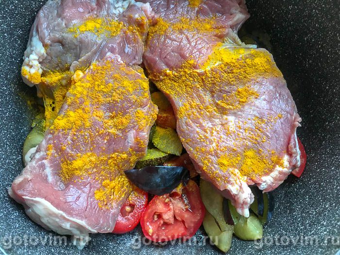 Фотографии рецепта Говяжье жаркое с овощами и сливами, 04 Говяжье жаркое с овощами и сливами, Шаг 04