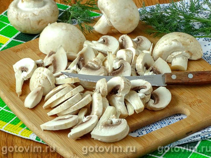 Фотографии рецепта Гречневый суп с картофельными клецками и грибами, 02 Гречневый суп с картофельными клецками и грибами, Шаг 02