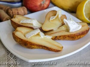Груши с сыром бри и мёдом, запечённые в микроволновке