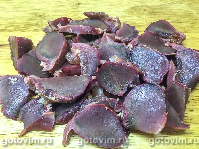 Фотографии рецепта Гусиные желудки с морковью и маринованными огурцами на сковороде, 02 Гусиные желудки с морковью и маринованными огурцами на сковороде, Шаг 02