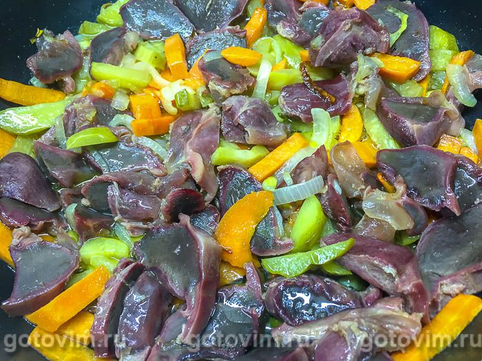 Фотографии рецепта Гусиные желудки с морковью и маринованными огурцами на сковороде, 08 Гусиные желудки с морковью и маринованными огурцами на сковороде, Шаг 08