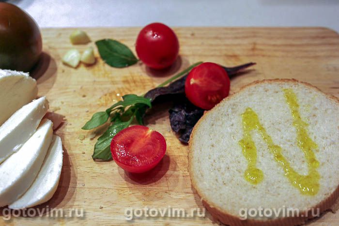 Фотографии рецепта Томатная брускетта-гриль с сыром моцарелла, базиликом и чесноком, 02 Томатная брускетта-гриль с сыром моцарелла, базиликом и чесноком, Шаг 02
