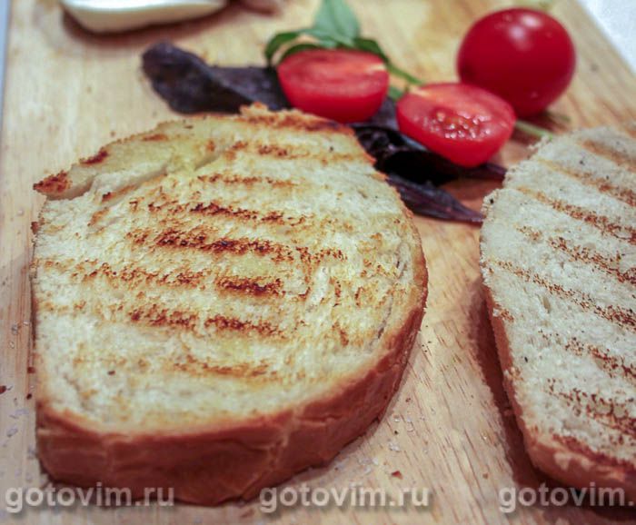 Фотографии рецепта Томатная брускетта-гриль с сыром моцарелла, базиликом и чесноком, 03 Томатная брускетта-гриль с сыром моцарелла, базиликом и чесноком, Шаг 03