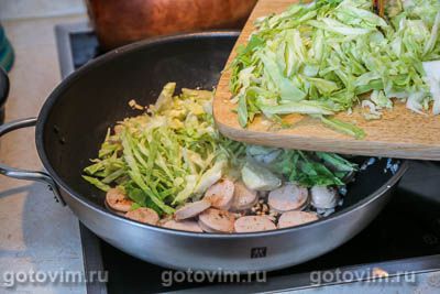 Фотографии рецепта Молодая капуста, тушеная с колбасками, 03 Молодая капуста, тушеная с колбасками, Шаг 03