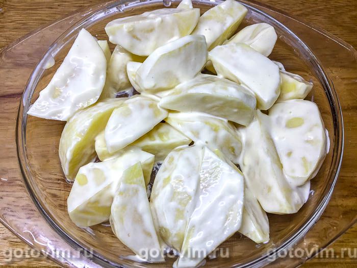 Фотографии рецепта Караси в сметане с картошкой, запеченные в духовке, 05 Караси в сметане с картошкой, запеченные в духовке, Шаг 05