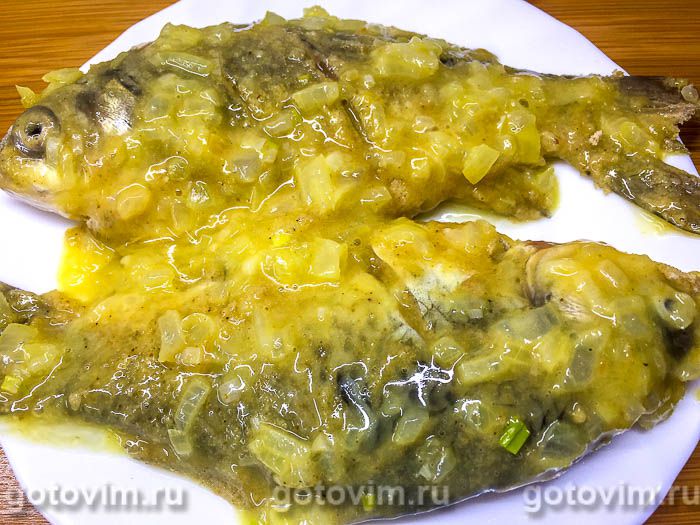 Фотографии рецепта Карась в кляре, тушенный в сметане на сковороде, 06 Карась в кляре, тушенный в сметане на сковороде, Шаг 06