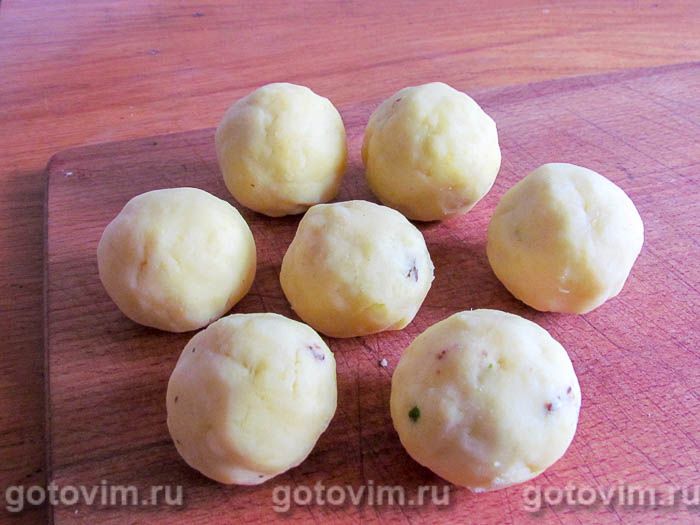 Фотографии рецепта Картофельные крокеты с начинкой из шпрот, яйца и зеленого лука, 05 Картофельные крокеты с начинкой из шпрот, яйца и зеленого лука, Шаг 05