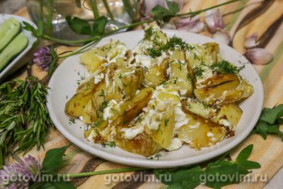 Фотография рецепта Молодой картофель дольками в мультиварке с чесноком, розмарином и каймаком Фотография рецепта Молодой картофель дольками в мультиварке с чесноком, розмарином и каймаком