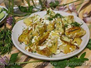 Молодой картофель дольками в мультиварке с чесноком, розмарином и каймаком