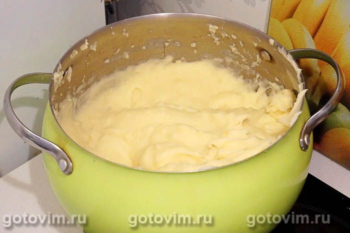 Фотографии рецепта Картофельная запеканка с мясным фаршем и маринованными огурцами, 02 Картофельная запеканка с мясным фаршем и маринованными огурцами, Шаг 02