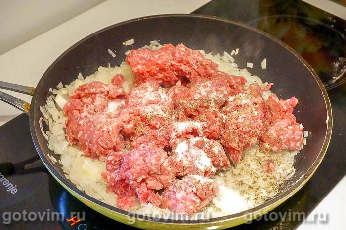 Фотографии рецепта Картофельная запеканка с мясным фаршем и маринованными огурцами, 05 Картофельная запеканка с мясным фаршем и маринованными огурцами, Шаг 05
