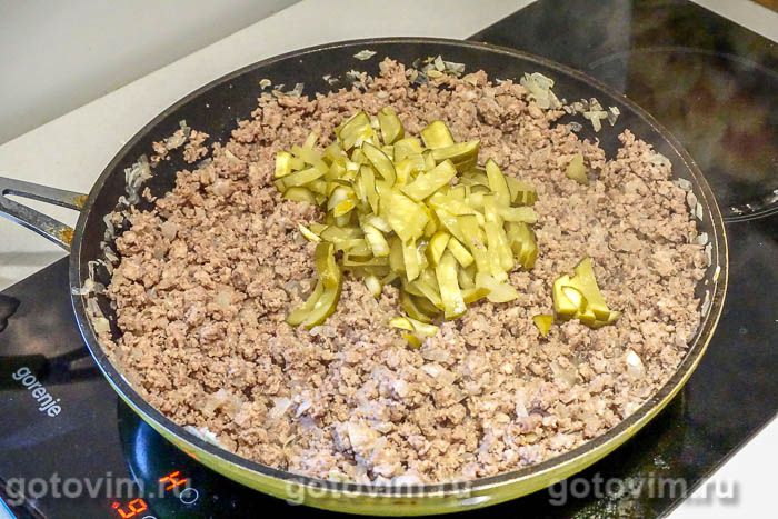 Фотографии рецепта Картофельная запеканка с мясным фаршем и маринованными огурцами, 06 Картофельная запеканка с мясным фаршем и маринованными огурцами, Шаг 06