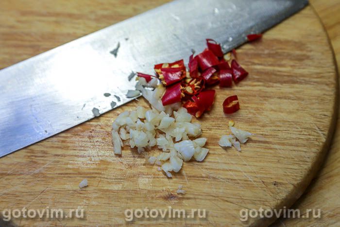 Фотографии рецепта Молодой картофель, запеченный с перцем чили и сметаной (в пакете), 02 Молодой картофель, запеченный с перцем чили и сметаной (в пакете), Шаг 02