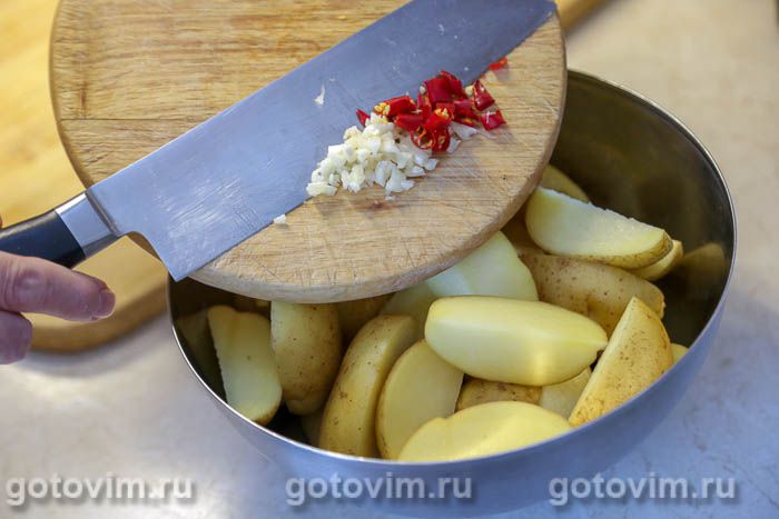 Фотографии рецепта Молодой картофель, запеченный с перцем чили и сметаной (в пакете), 03 Молодой картофель, запеченный с перцем чили и сметаной (в пакете), Шаг 03