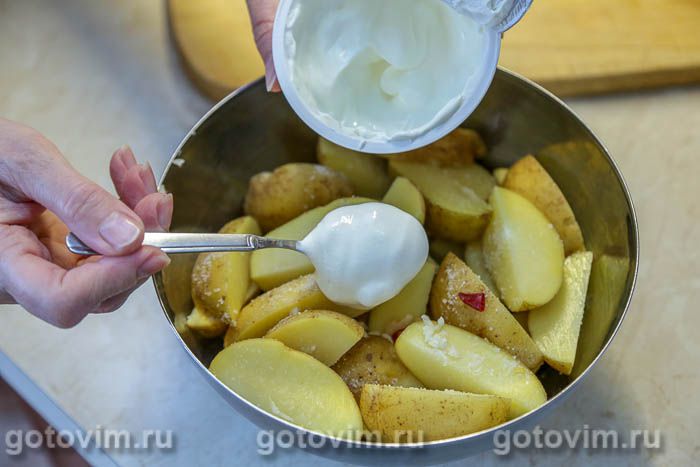 Фотографии рецепта Молодой картофель, запеченный с перцем чили и сметаной (в пакете), 04 Молодой картофель, запеченный с перцем чили и сметаной (в пакете), Шаг 04