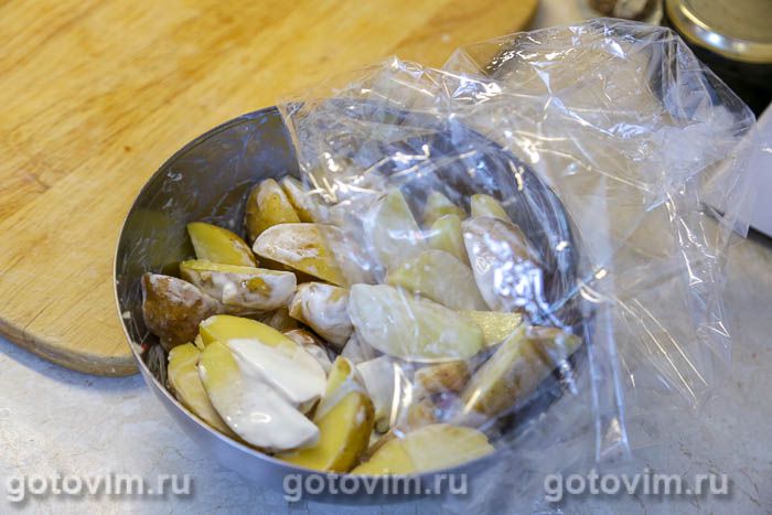Фотографии рецепта Молодой картофель, запеченный с перцем чили и сметаной (в пакете), 05 Молодой картофель, запеченный с перцем чили и сметаной (в пакете), Шаг 05