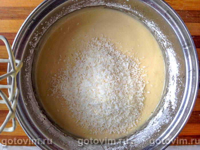 Фотографии рецепта Кекс на майонезе кокосовой стружкой и шоколадной глазурью, 04 Кекс на майонезе кокосовой стружкой и шоколадной глазурью, Шаг 04