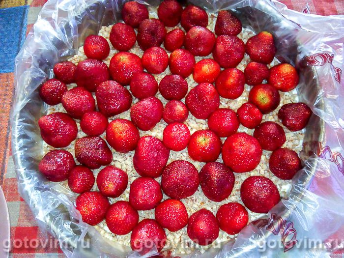 Фотографии рецепта Десерт из клубники с желе, творогом и миндальной крошкой, 06 Десерт из клубники с желе, творогом и миндальной крошкой, Шаг 06