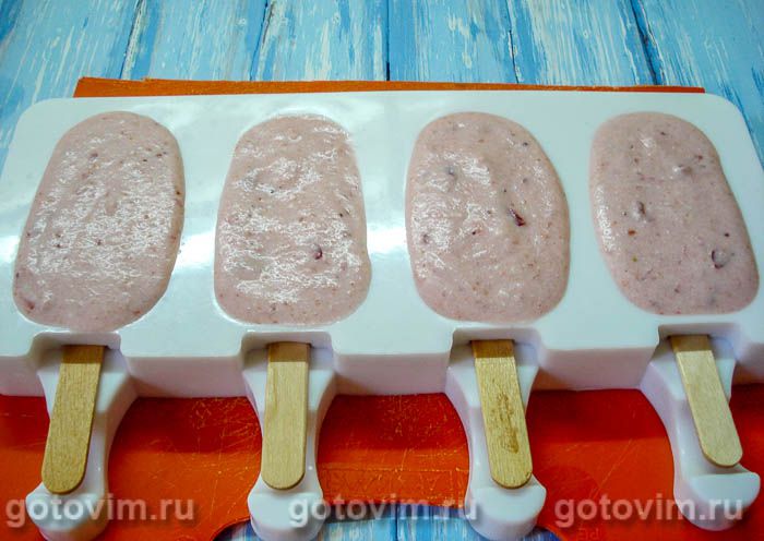 Фотографии рецепта Домашнее эскимо с клубникой и вишней, 08 Домашнее эскимо с клубникой и вишней, Шаг 08