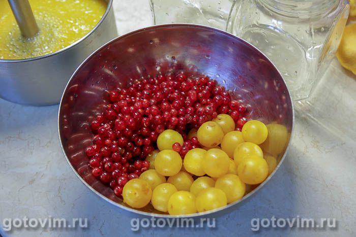 Фотографии рецепта Компот из желтой алычи и красной смородины на зиму, 01 Компот из желтой алычи и красной смородины на зиму, Шаг 01